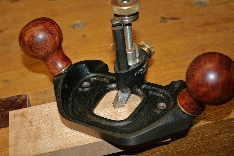 Sharpening the V router plane iron